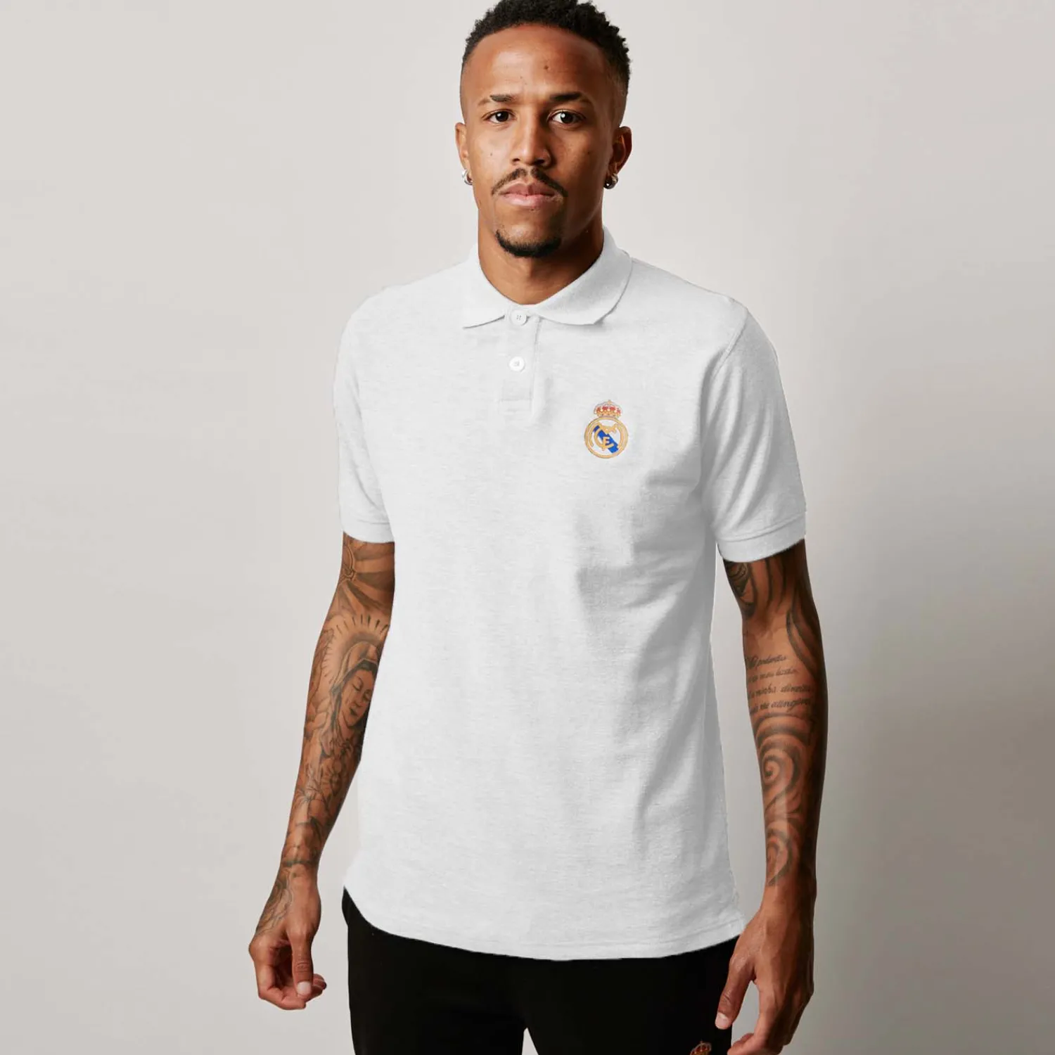 Herren T&F Polos|Herren Essentials Poloshirt mit farbigem Wappen Weiß