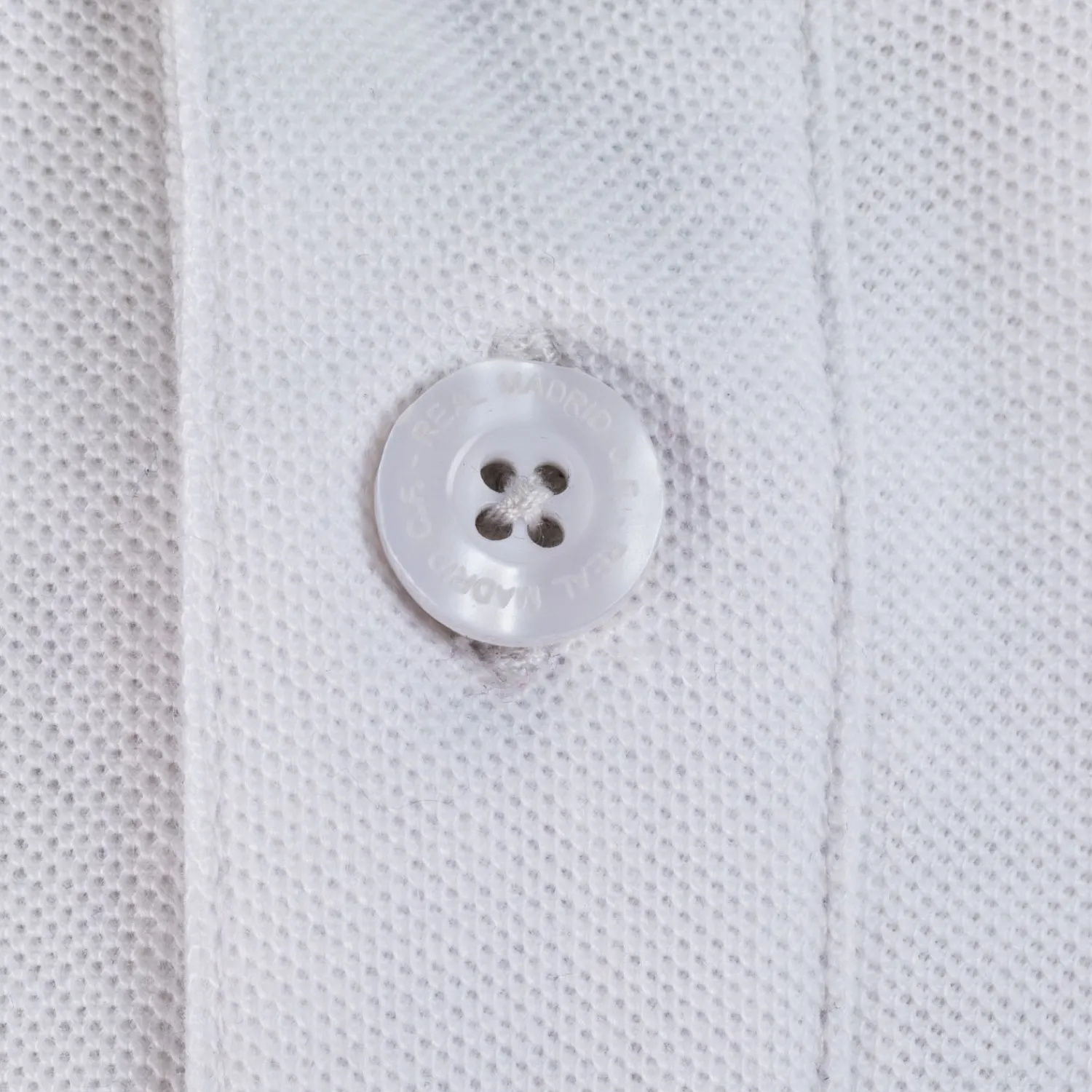 Herren T&F Polos|Herren Essentials Poloshirt mit farbigem Wappen Weiß