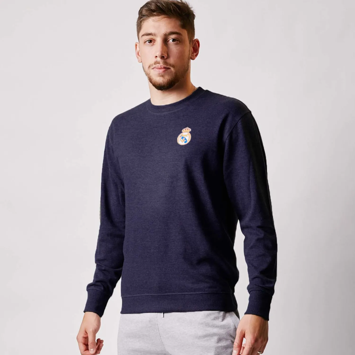Herren T&F Sweatshirts|Herren Essentials Sweatshirt mit farbigem Wappen Marineblau