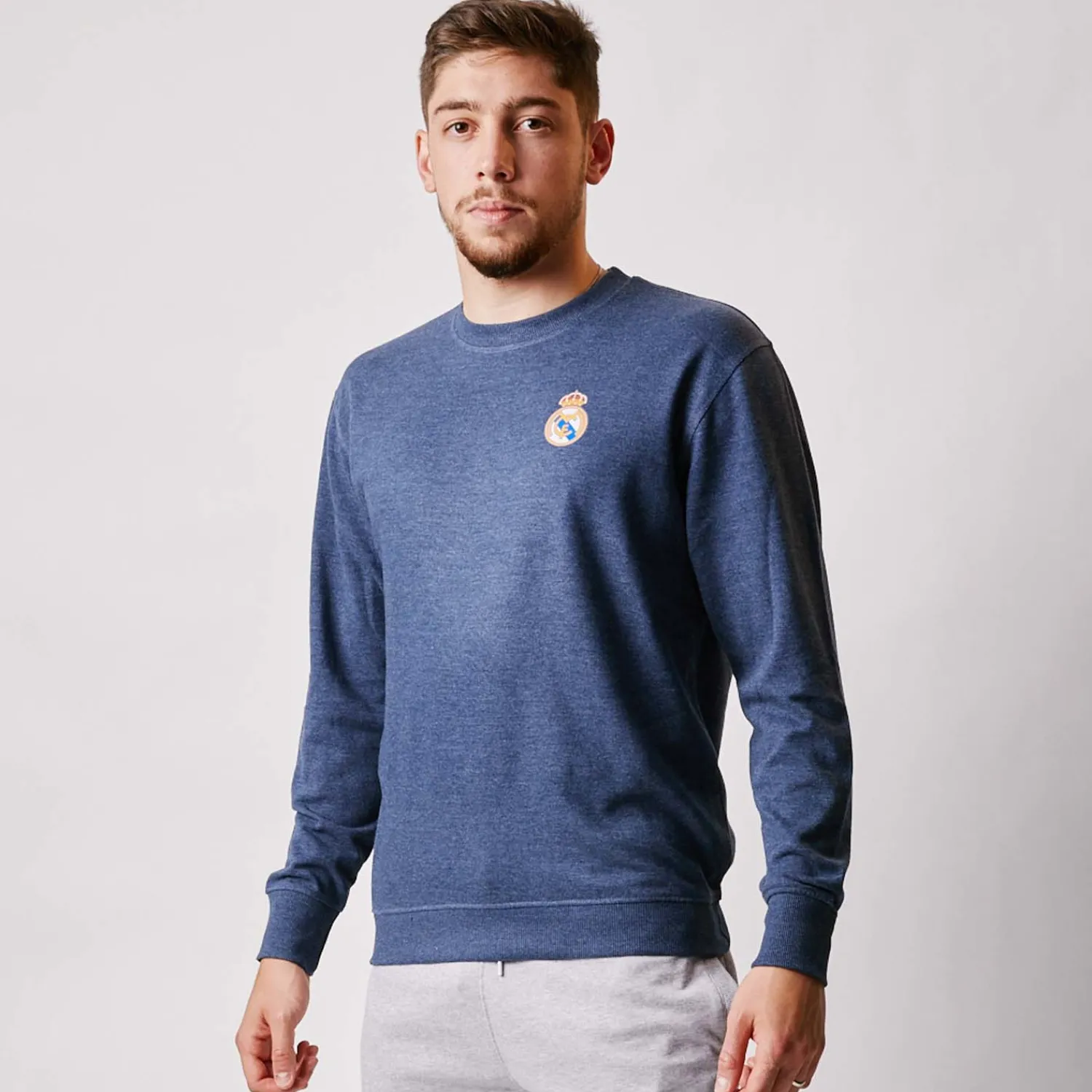 Herren T&F Sweatshirts|Herren Essentials Sweatshirt mit farbigem Wappen Blau-Melange