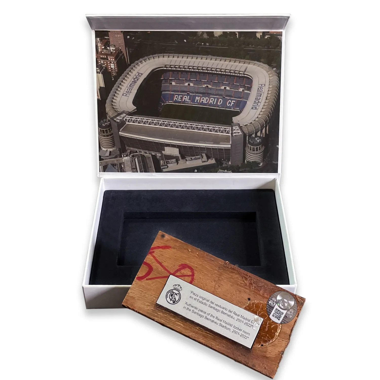 Pursuit 3 Zurück Zur Schule|Memorabilia|Santiago Bernabéu Stadion Real Madrid Stück Umkleidekabine - Braunes Teakholz