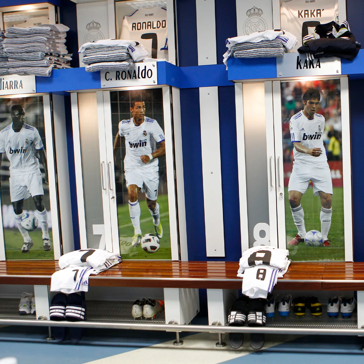 Pursuit 3 Zurück Zur Schule|Memorabilia|Santiago Bernabéu Stadion Real Madrid Stück Umkleidekabine - Braunes Teakholz