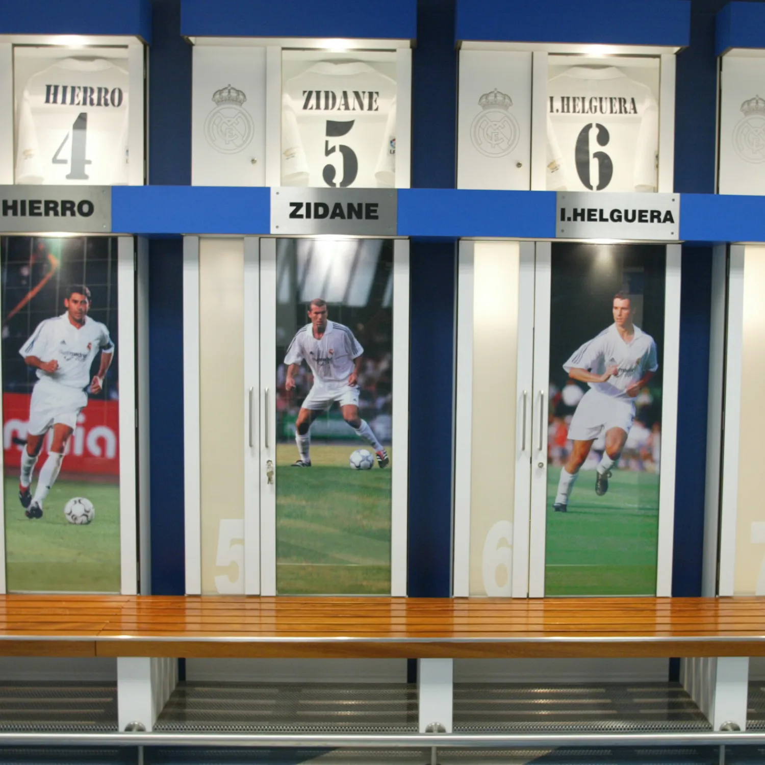 Pursuit 3 Zurück Zur Schule|Memorabilia|Santiago Bernabéu Stadion Real Madrid Stück Umkleidekabine - Braunes Teakholz