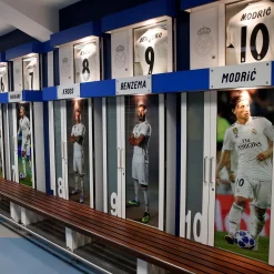 Pursuit 3 Zurück Zur Schule|Memorabilia|Santiago Bernabéu Stadion Real Madrid Stück Umkleidekabine - Braunes Teakholz