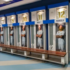Pursuit 3 Zurück Zur Schule|Memorabilia|Santiago Bernabéu Stadion Real Madrid Stück Umkleidekabine - Braunes Teakholz