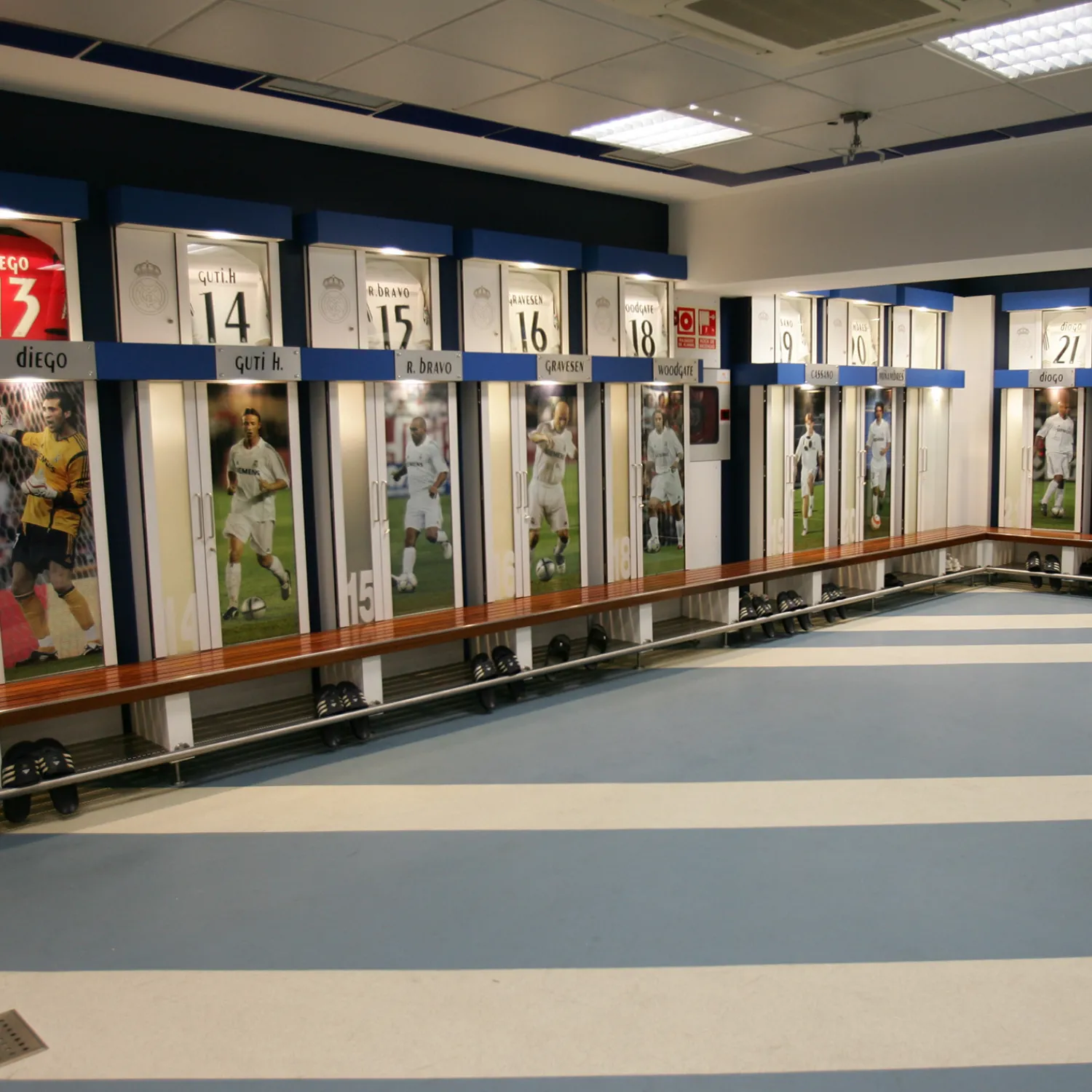 Pursuit 3 Zurück Zur Schule|Memorabilia|Santiago Bernabéu Stadion Real Madrid Stück Umkleidekabine - Weißes Teakholz