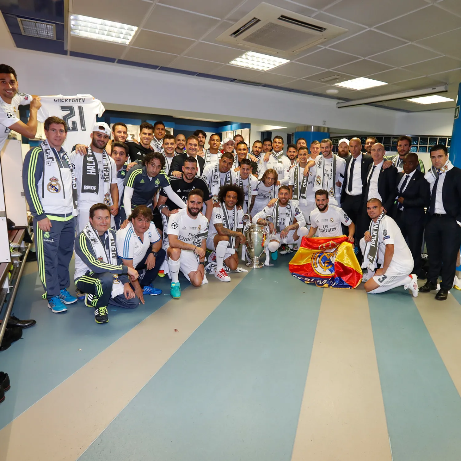 Pursuit 3 Zurück Zur Schule|Memorabilia|Santiago Bernabéu Stadion Real Madrid Stück Umkleidekabine - Weißes Teakholz